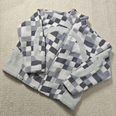 ملابس الشارع عالية الجودة بالصورة المخصصة الشتوية المربوطة الملونة بالفراء الدافئة الزيب فوق القميص الهوائي المقوى مع ربطة العنق الملونة سترة شيربا